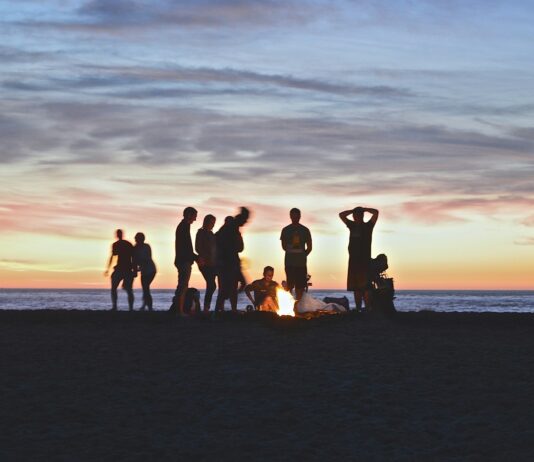 사회적 네트워크를 확장하는 법 group of people setting up campfire