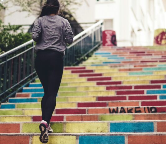 운동으로 스트레스 해소하기: 운동 선택 가이드 woman running upstair in room